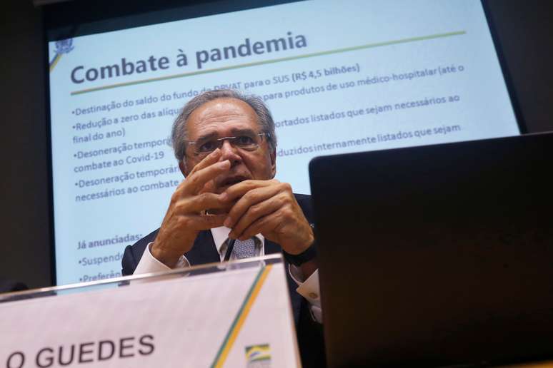 Ministro da Economia, Paulo Guedes, fala em coletiva de imprensa sobre medidas de combate a efeitos do coronavírus
16/03/2020
REUTERS/Adriano Machado