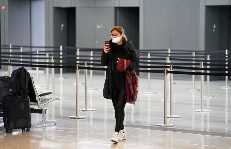 Passageira usa máscara facial em área quase vazia no aeroporto internacional Dulles, em Dulles, Virginia
12/03/2020
REUTERS/Kevin Lamarque