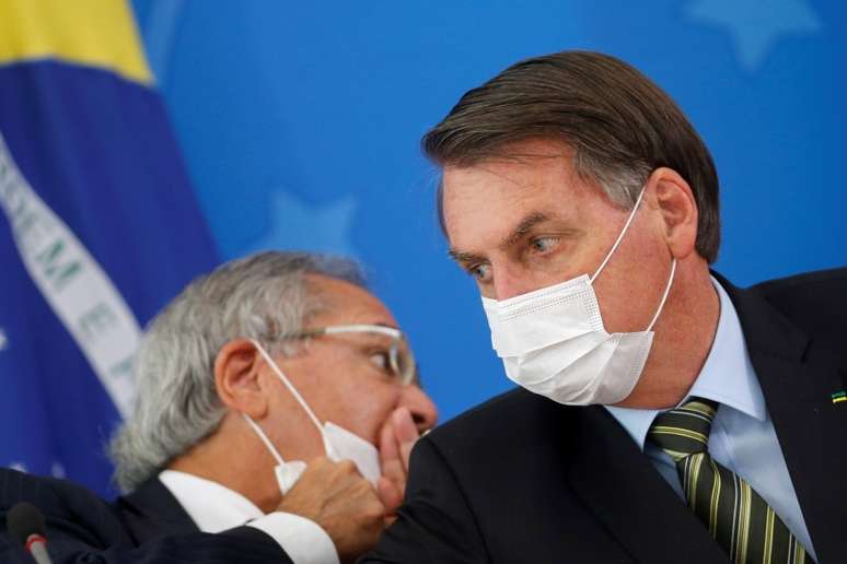 Ministro da Economia, Paulo Guedes, ao lado do presidente Jair Bolsonaro durante entrevista coletiva sobre a pandemia de coronavírus 
18/03/2020
REUTERS/Adriano Machado