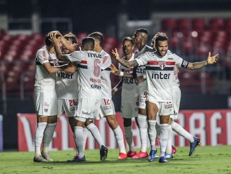 Jogador De Futebol Pronto Para Jogar No Início Do Jogo No Campo De