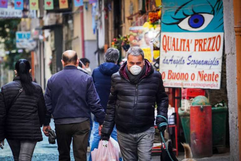 Movimentação em Nápoles, sul da Itália, em meio a epidemia