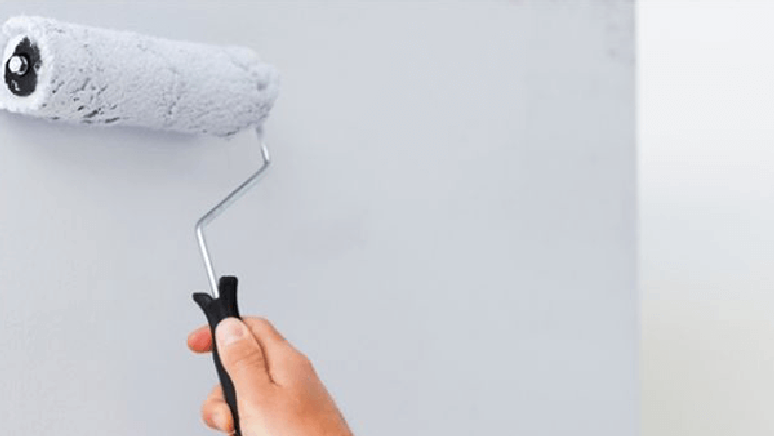 4. O próximo passo de como pintar a parede é aplicar o selador – Foto: Clube das tintas