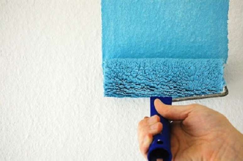 9. É preciso um cuidado especial ao pintar uma parede com textura – Foto: Terceirização
