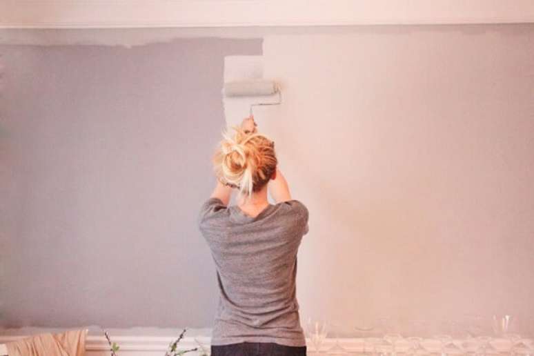 7. Assim como a segunda mão de tinta para um bom acabamento de como pintar parede – Foto: Hometeka