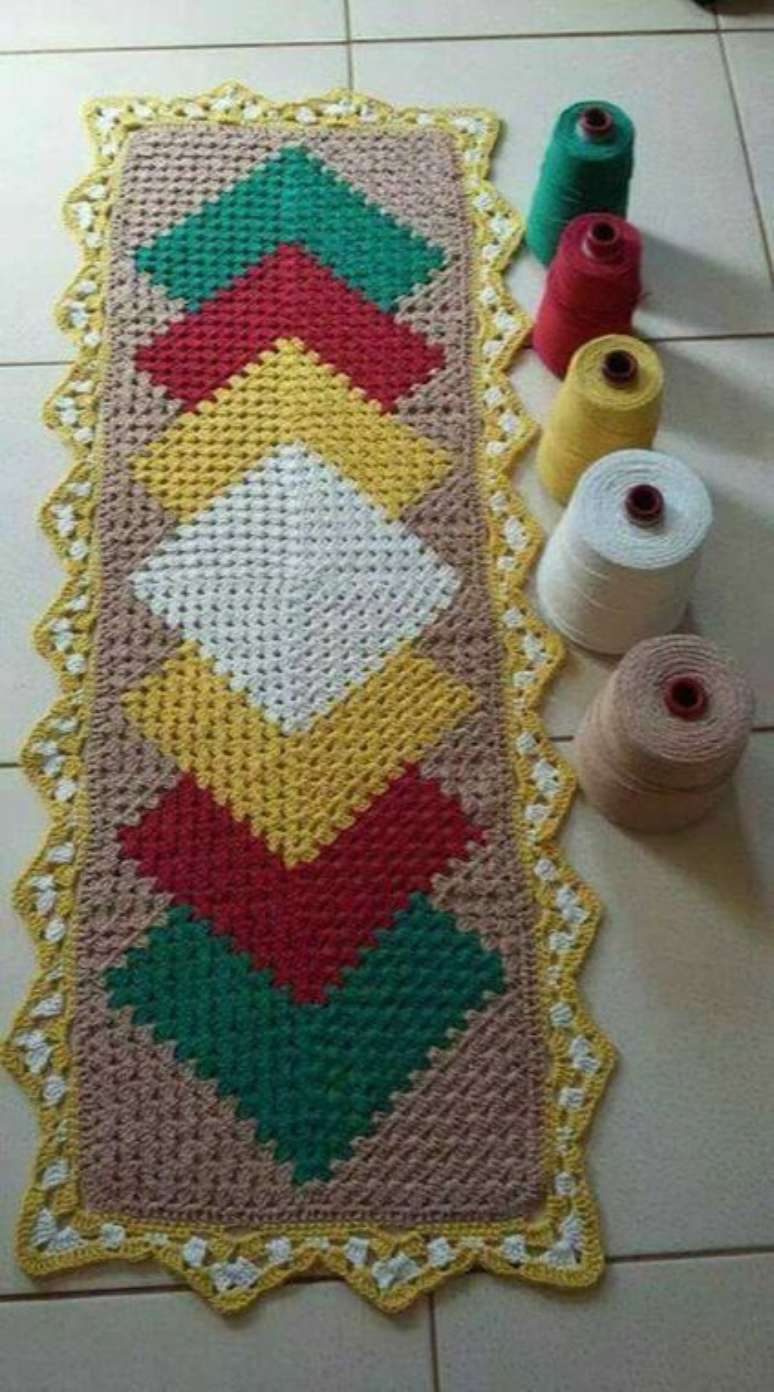 65. O tapete de crochê para cozinha colorido é delicado. Foto: Artesanatop