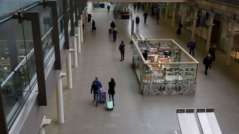 Depois de mudan&ccedil;as de estrat&eacute;gia do governo brit&acirc;nico, lugares como esta&ccedil;&otilde;es de trens come&ccedil;aram a ficar vazios