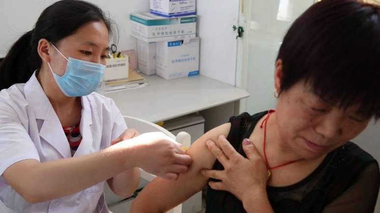 Várias instituições chinesas disseram na terça-feira que iniciarão em abril os testes clínicos para comprovar a eficiência de várias vacinas