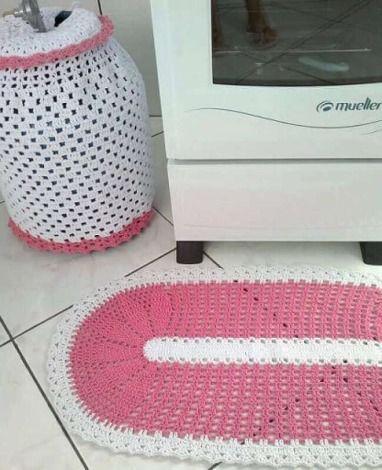 24. Jogo de tapete de crochê para cozinha na cor de rosa. Foto de Pinterest