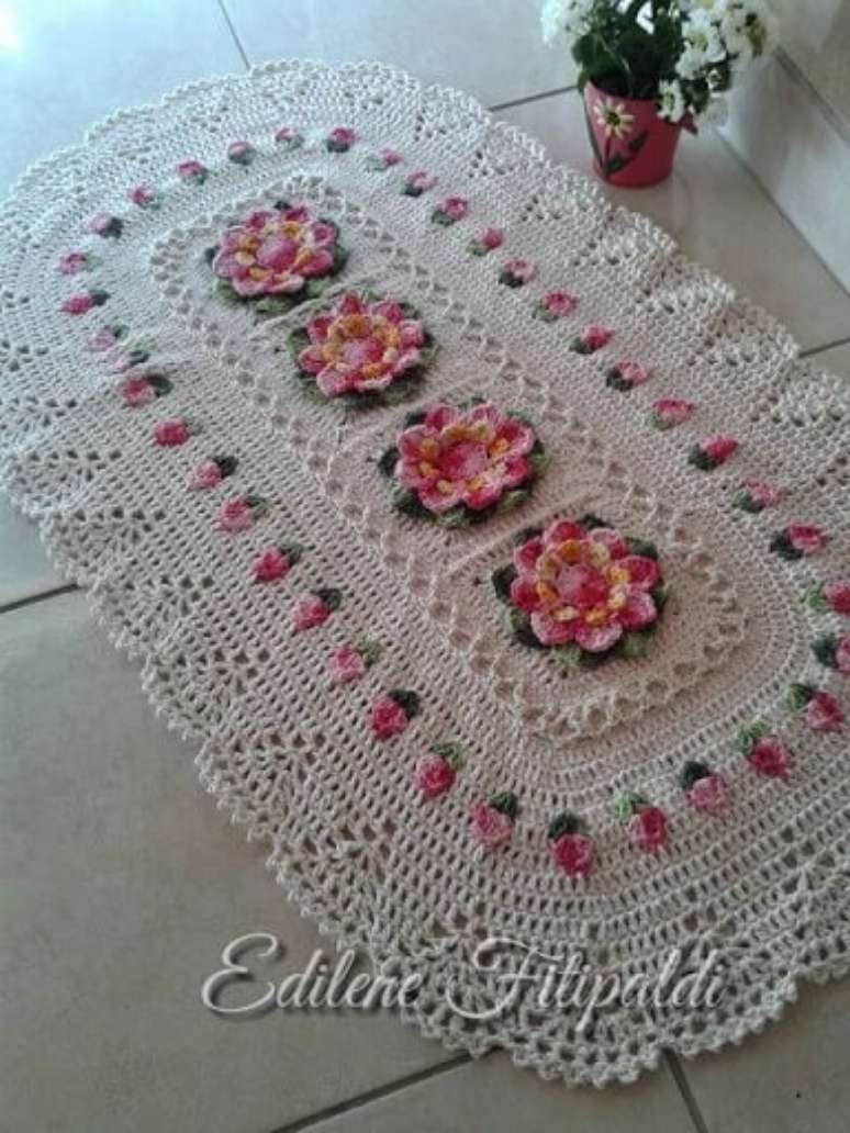38. Tapete de crochê para cozinha ovalado com flores cor de rosa. Foto de Pinterest