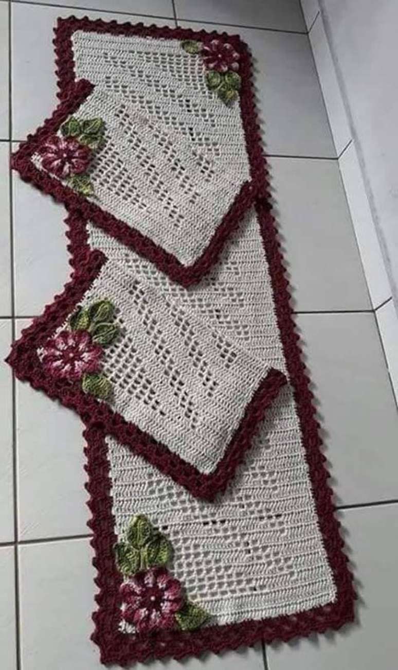 64. O tapete de croch&ecirc; para cozinha deve combinar com o c&ocirc;modo. Foto: Tudo Especial