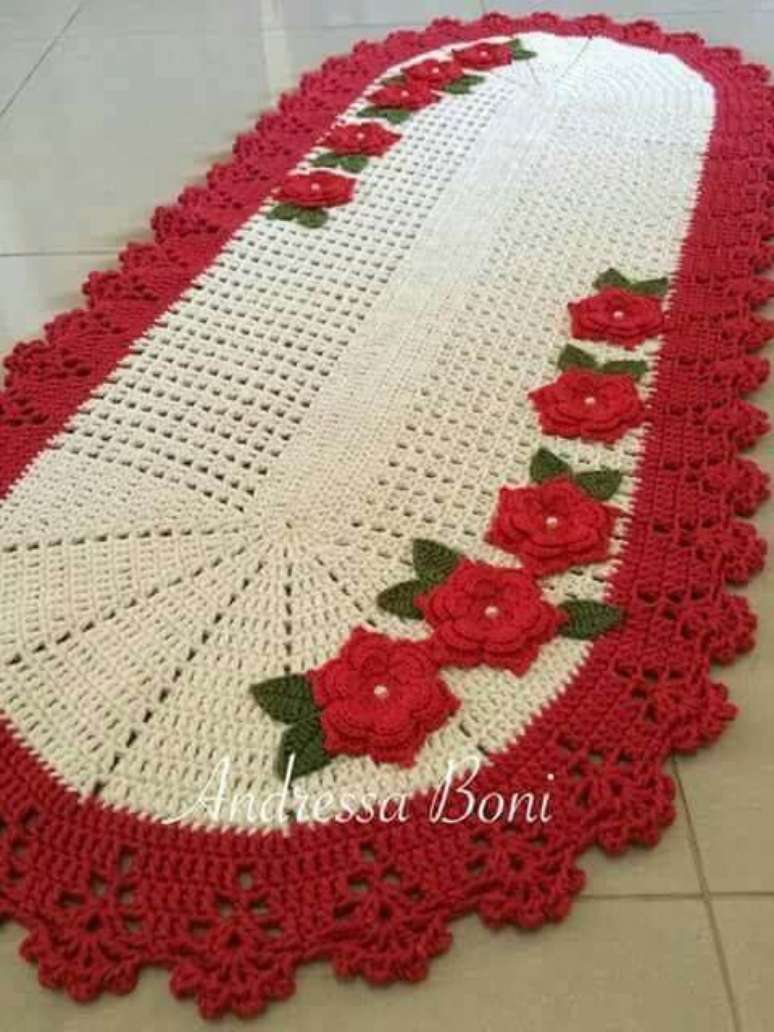 21. Tapete de crochê para cozinha com borda e flores vermelhas. Foto de Andressa Boni