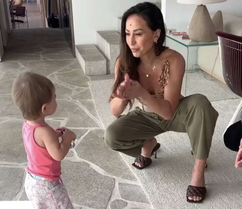 A apresentadora Sabrina Sato e a filha Zoe.