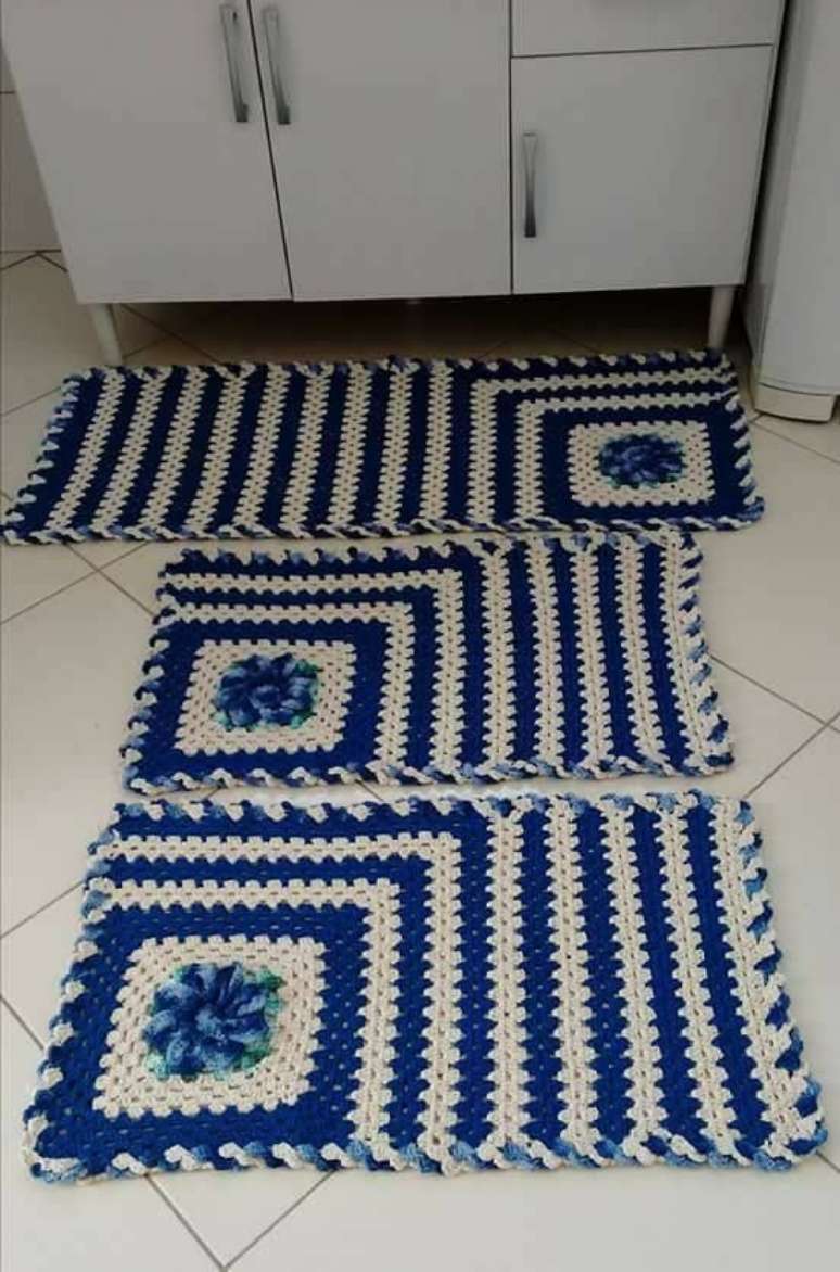 89. O tapete de crochê para cozinha na cor azul é simples e delicado. Foto: Pinterest