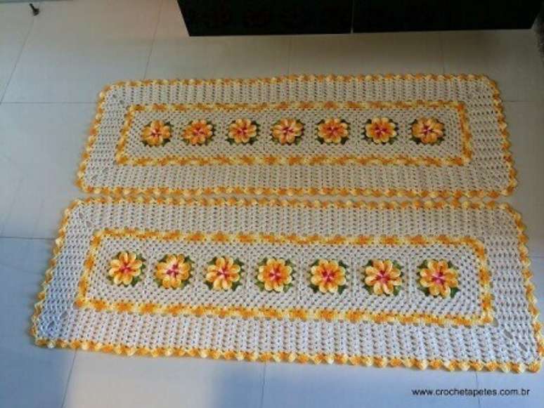 33. Jogo de tapete de crochê para cozinha simples com detalhes e flores amarelas. Foto de Crochê Tapetes