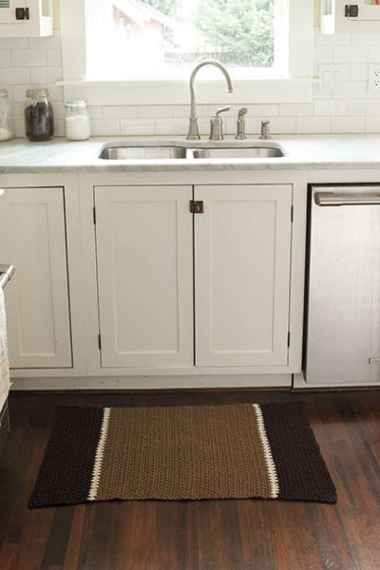 25. Tapete de croch&ecirc; para cozinha em tons de marrom em ambiente claro. Foto de Knit Picks