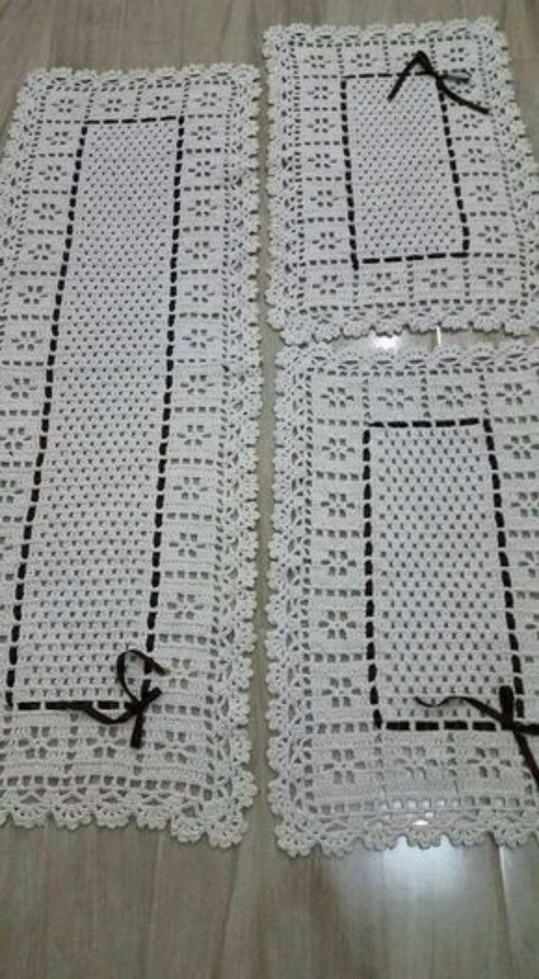 81. O tapete de croch&ecirc; para cozinha na cor branca &eacute; sempre vantajoso. Foto: Top Buzz