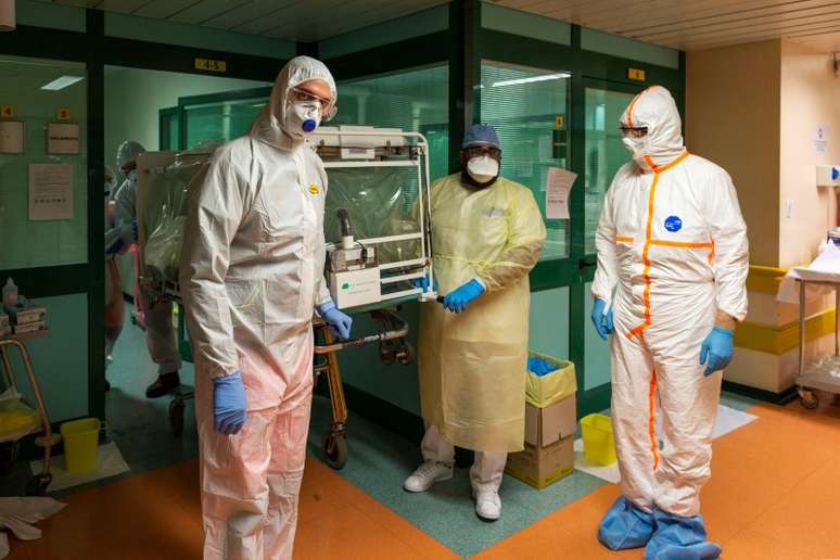 Funcionários de hospital em Roma, na Itália, utilizam roupas protetoras para transferir paciente com coronavírus para UTI 
16/03/2020
Gemelli Policlinico/Divulgação via REUTERS