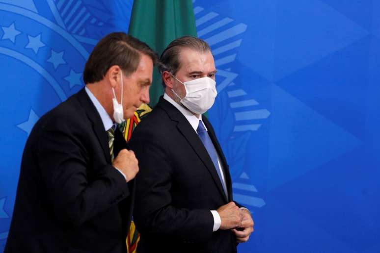 Bolsonaro e Toffolicaminham após pronunciamento no Palácio do Planalto
18/03/2020
REUTERS/Adriano Machado