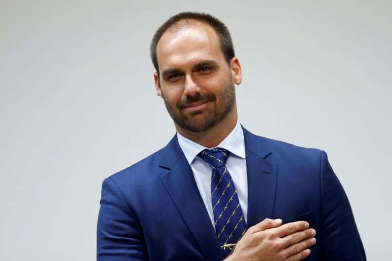 O deputado Eduardo Bolsonaro (PSL-SP), filho do presidente Jair Bolsonaro, abriu mais uma frente de batalha para o governo, desta vez com a China, maior parceiro comercial brasileiro, ao acusar o governo chinês de ser o responsável pela pandemia de coronavírus. 
REUTERS/Adriano Machado