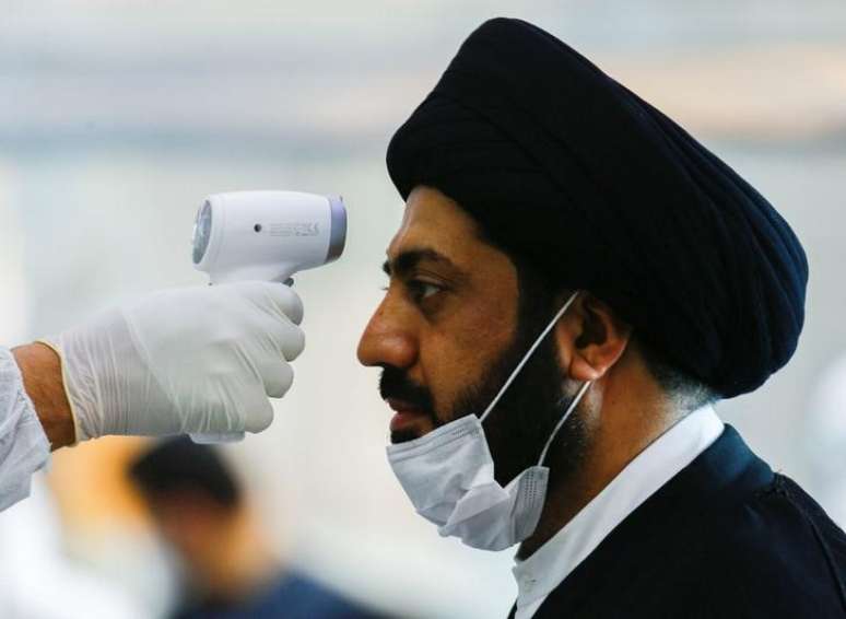 Membro de equipe médica checa temperatura de clérigo em meio a preocupações com aumento de infecções por coronavírus no Irã
15/03/2020
REUTERS/Alaa al-marjan