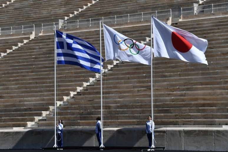Chama olímpica é acessa em cerimônia a portas fechadas no Estádio Panatenaico, em Atenas
19/03/2020
Aris Messinis/Pool via REUTERS