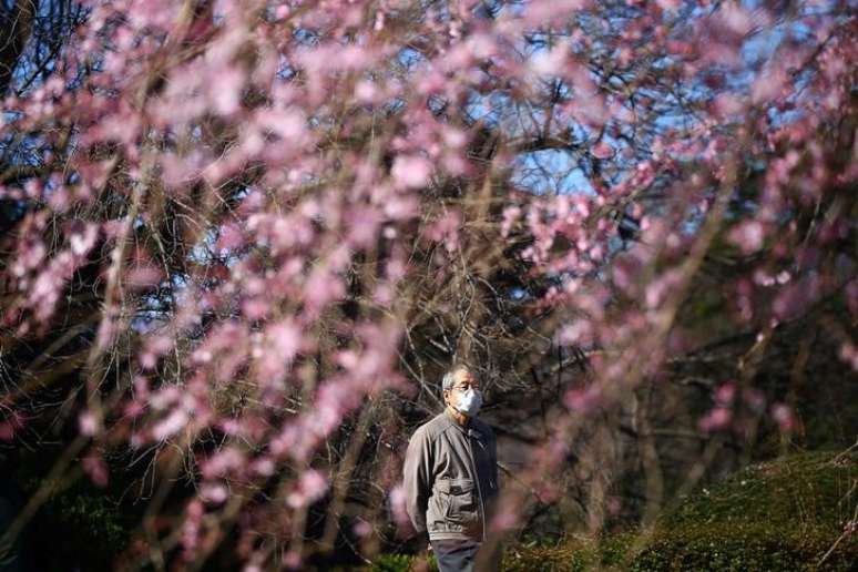 Visitante com máscara de proteção observa flor de cerejeira em jardim de Tóquio
11/03/2020
REUTERS/Edgard Garrido