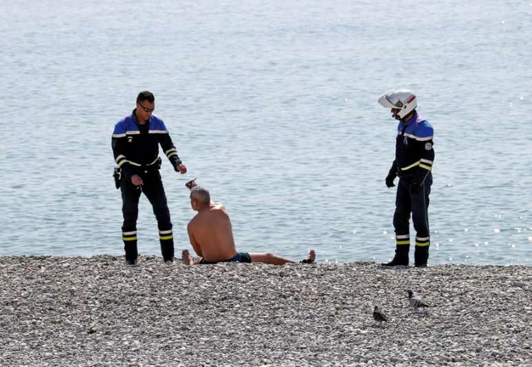 Policiais franceses conversam com homem na praia em Nice
19/03/2020
REUTERS/Eric Gaillard