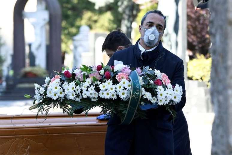 Enterro em cemitério de Bergamo, Itália 16/3/2020 REUTERS/Flavio Lo Scalzo