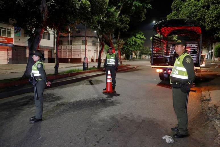 Policiais patrulham rua vazia em Bucaramanga, na Colômbia
17/03/2020
REUTERS/Jaime Moreno
