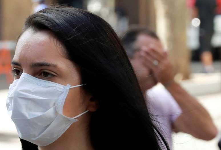 Mulher usa máscara em região central de Porto Alegre  19/3/2020 REUTERS/Diego Vara