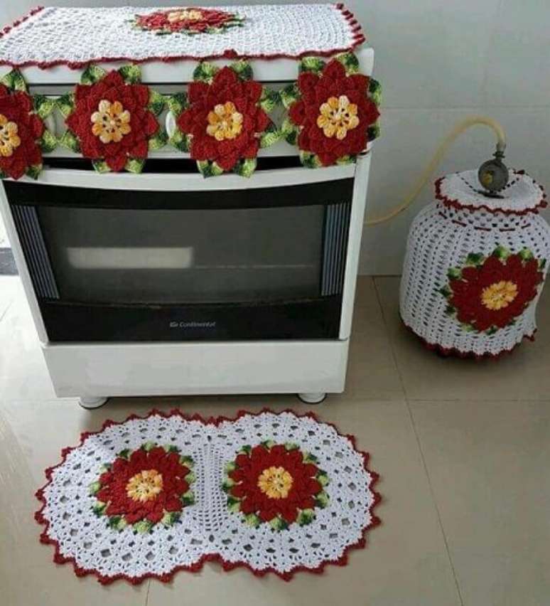 9. O tapete de crochê para cozinha com flores pode combinar também com outras peças de decoração usadas nesse ambiente. Foto de Viviane Arte em Crochê