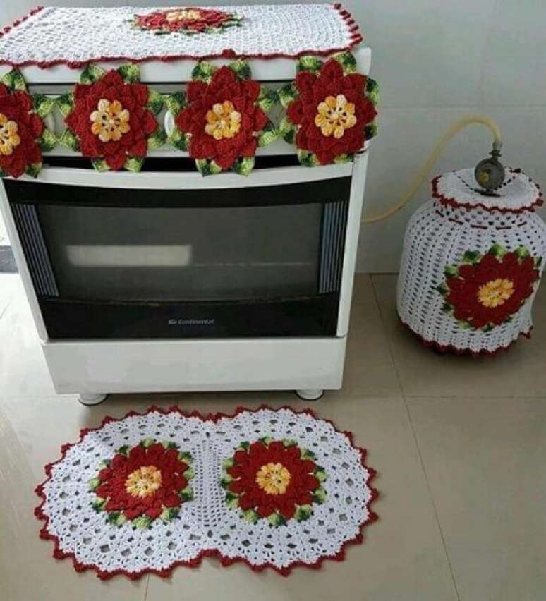 9. O tapete de croch&ecirc; para cozinha com flores pode combinar tamb&eacute;m com outras pe&ccedil;as de decora&ccedil;&atilde;o usadas nesse ambiente. Foto de Viviane Arte em Croch&ecirc;