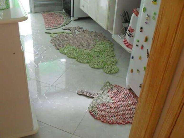 56. Tapete de croch&ecirc; para cozinha com formato de fruta