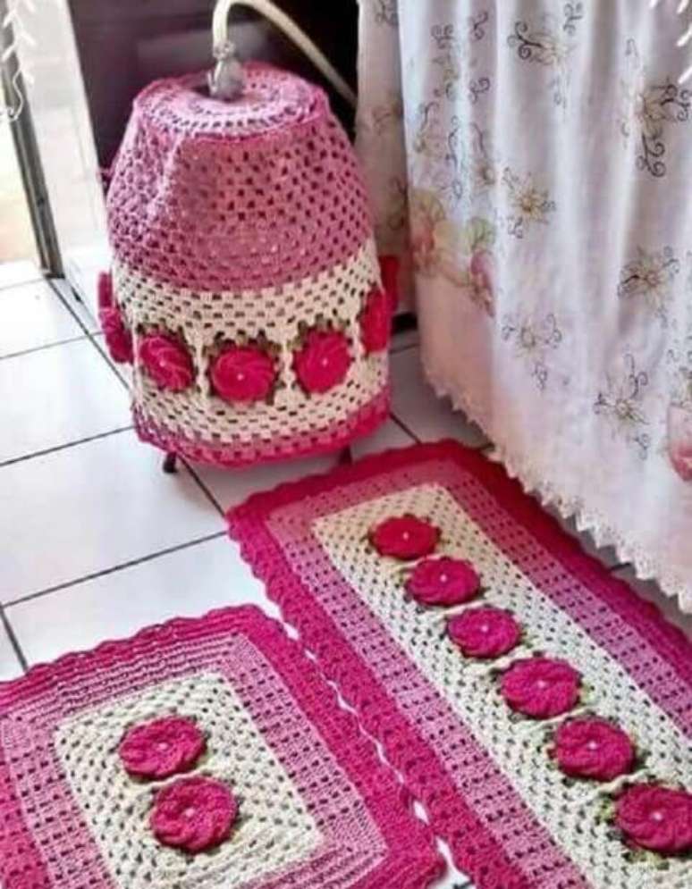 37. Jogo de tapete de crochê para cozinha simples cor de rosa. Foto de Explore Crew