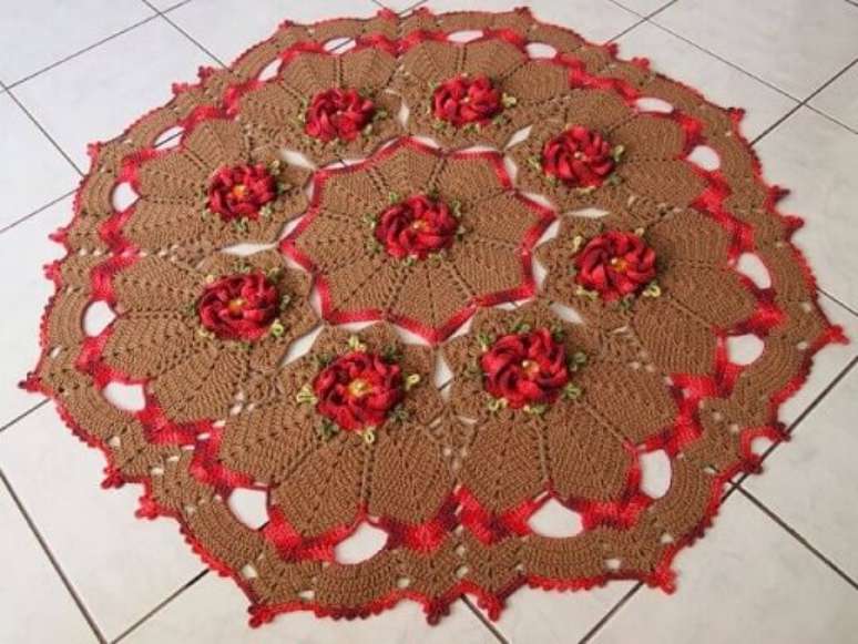 60. Tapete de crochê para cozinha marrom com flores vermelhas