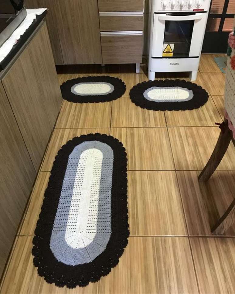 106. Tapete de croch&ecirc; para cozinha preto e branco &ndash; Via: Pinterest
