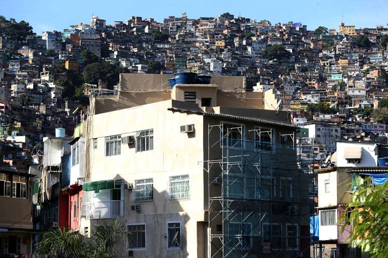 Vista da favela da Rocinha, no Rio: moradores com sintoma da covid-19 se tratam em casa com medo de preconceito