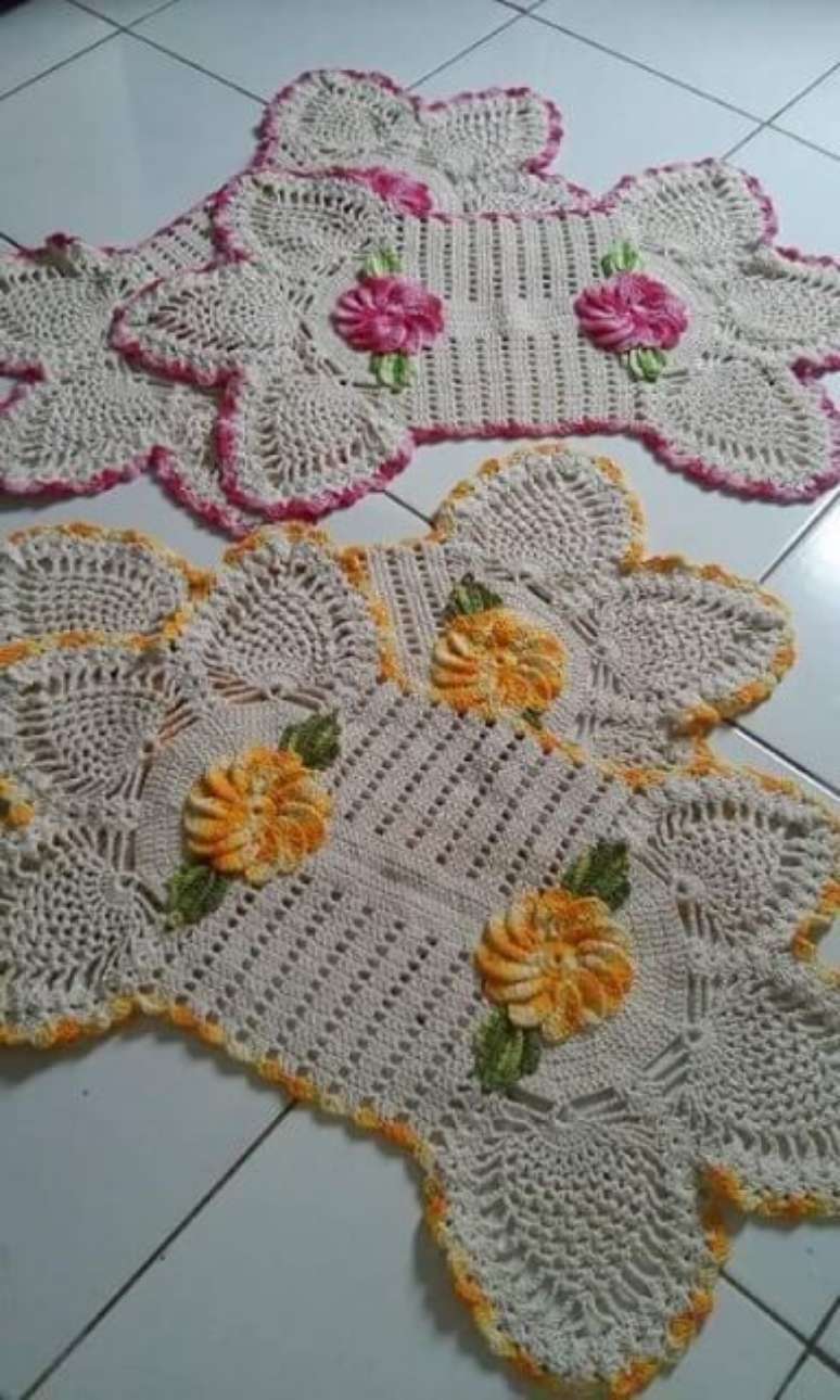 18. Jogo de tapete de crochê para cozinha amarelo e rosa com flores. Foto de Cida de Oliveira