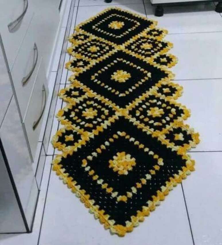 31. Tapete de crochê para cozinha amarelo e preto longo. Foto de Pinterest