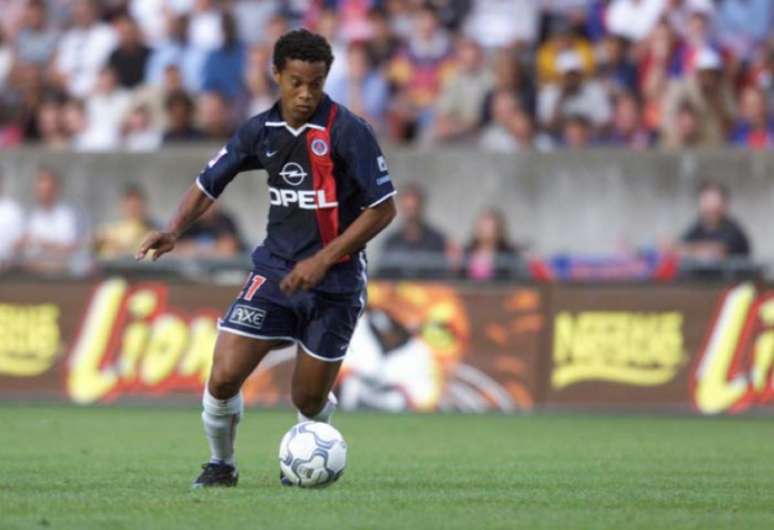 Ronaldinho esteve em Paris entre 2001 e 2003 (Foto: JEAN-LOUP GAUTREAU / AFP)