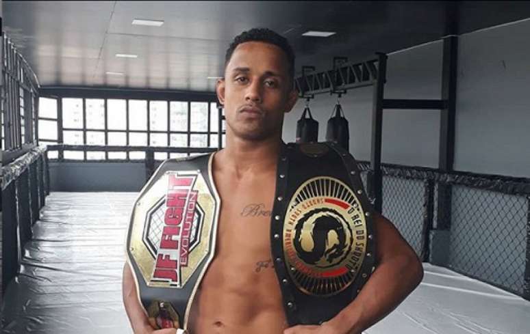 Glyan Alves era ex-campeão do Shooto Brasil e tinha em sua posse o título do ‘JF Fight’ (Foto: Reprodução)