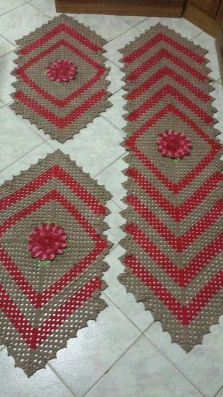 86. O tapete de croch&ecirc; para cozinha faz toda a diferen&ccedil;a. Foto: V&oacute; M&aacute;rcia