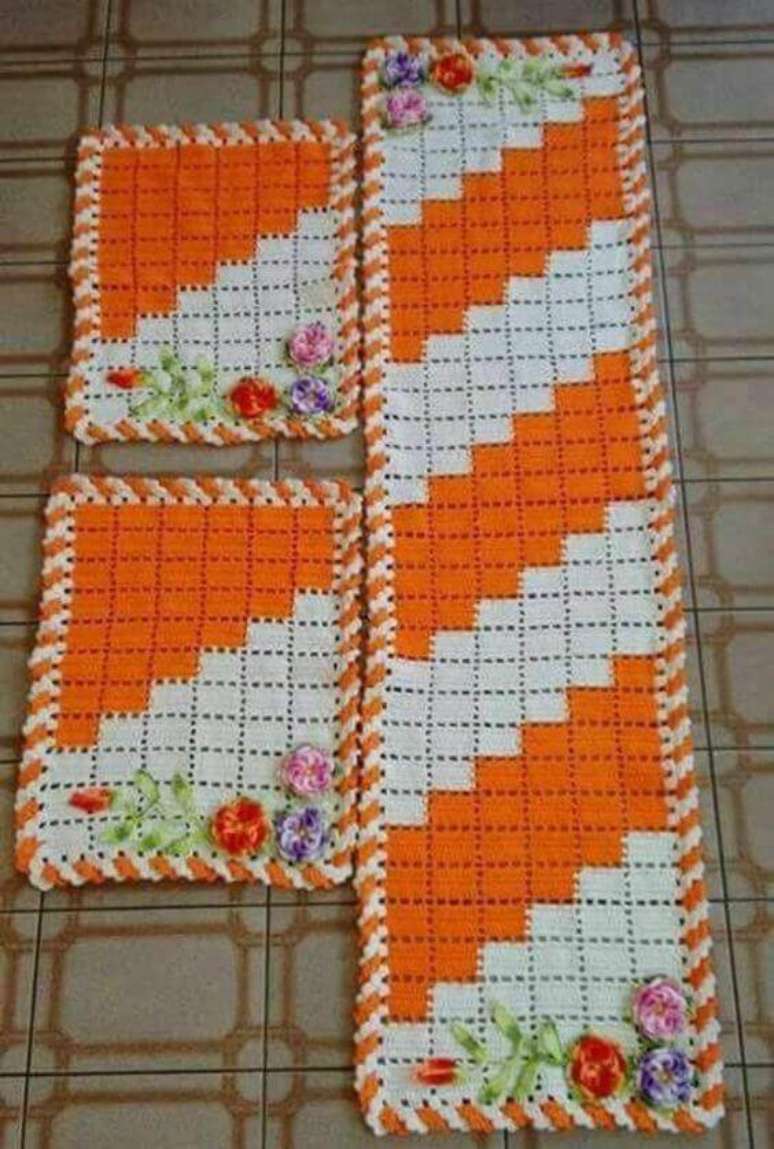 87. O tapete de croch&ecirc; para cozinha na cor laranja &eacute; chamativo. Foto: Revista Artesanato