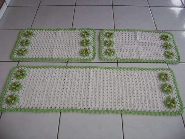 22. Jogo de tapete de crochê para cozinha com bordas e flores verdes. Foto de Ideias Mix