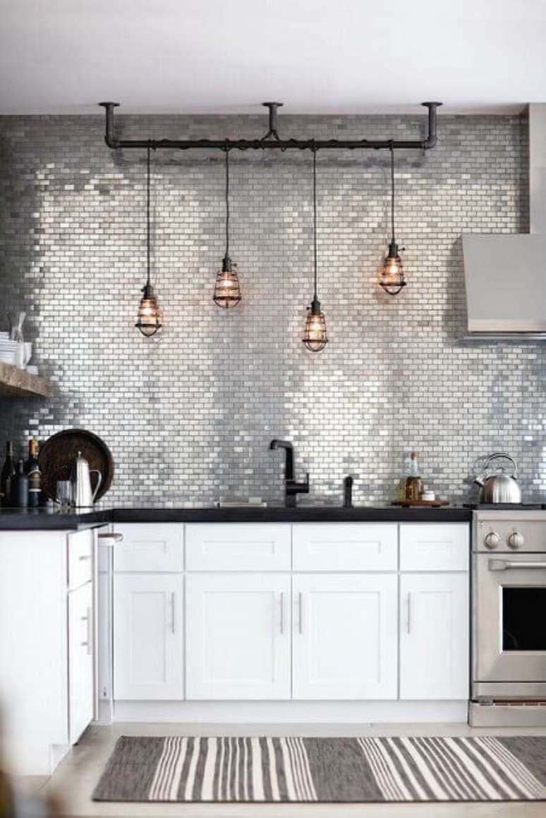 16. Cozinha moderna com tapete de crochê para cozinha cinza e branco. Foto de Asset Project