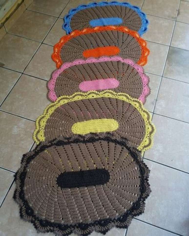 83. O tapete de crochê para cozinha pode fazer parte de um jogo colorido. Foto: Dicas de Mulher