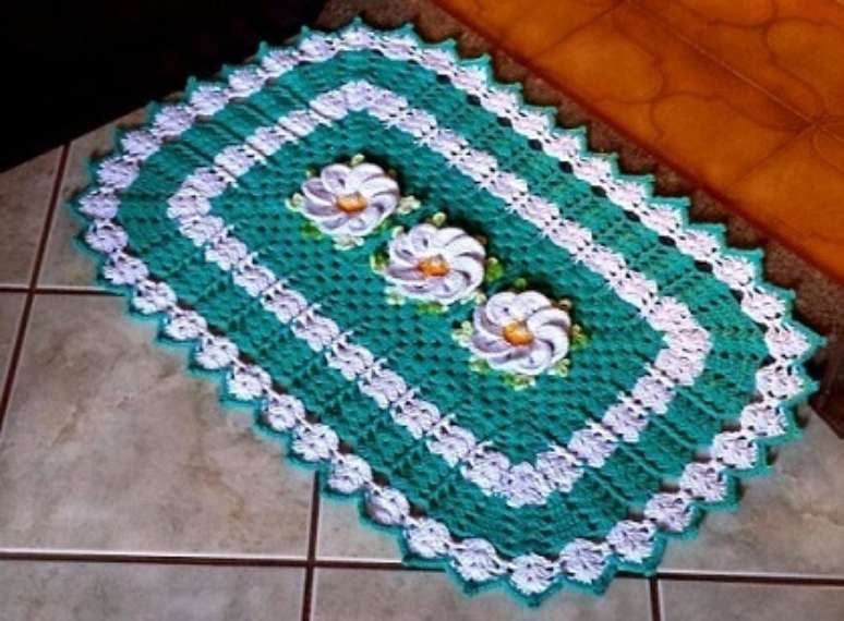 43. Tapete de crochê para cozinha verde com flores brancas. Foto de Pinterest