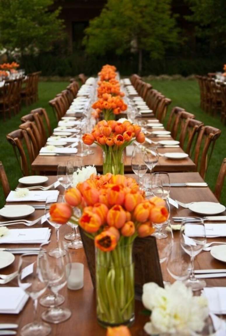 1- A mesa de madeira fica ainda mais linda com arranjo de tulipa. Fonte: Lejour