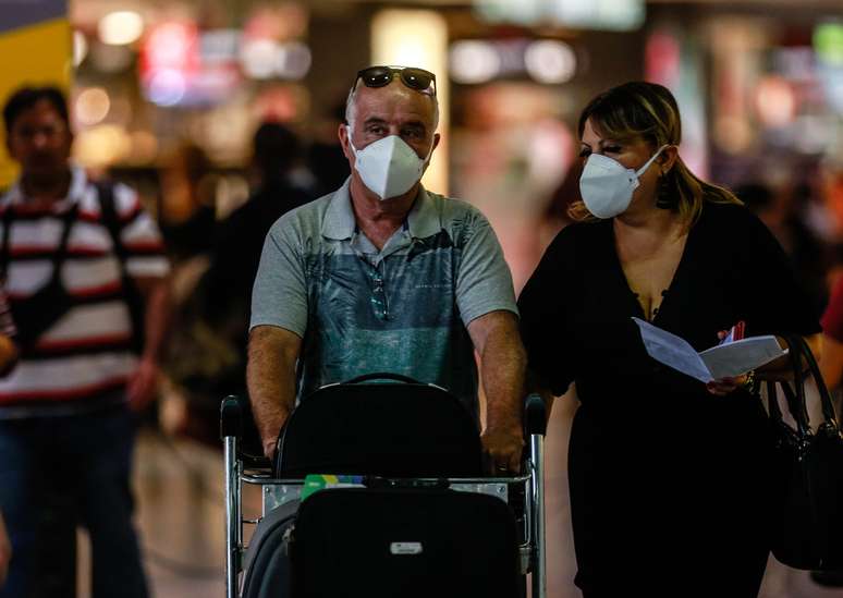 Com medo de contaminação pelo coronavírus, passageiros e funcionários usam máscaras de proteção no Aeroporto de Cumbica, em Guarulhos, na Grande São Paulo.