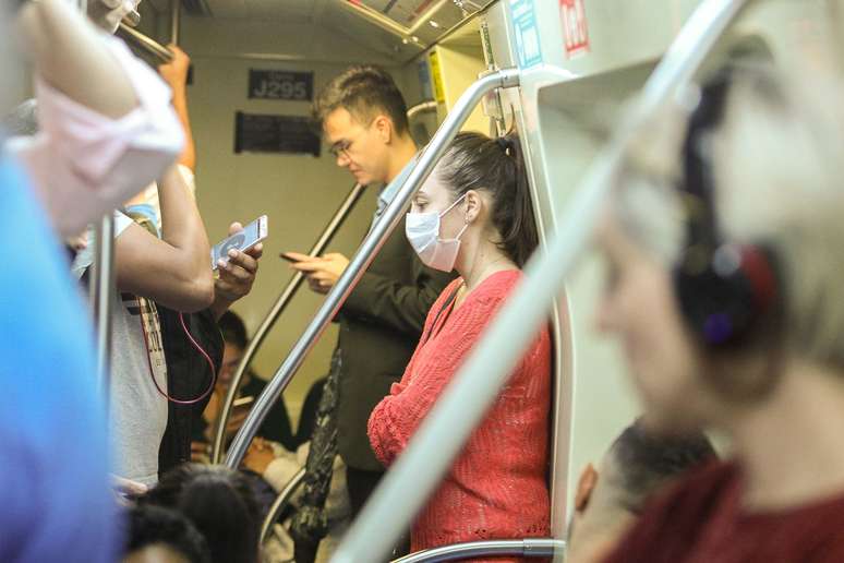 Jessica Braga, 27, (blusa vermelha), assistente financeira, usa máscara na Estação Consolação do Metrô, linha verde, na Avenida Paulista, centro de São Paulo